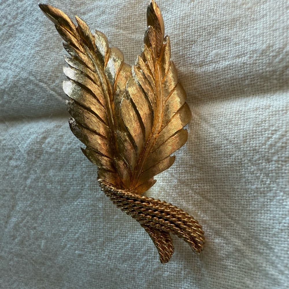 VINTAGE MONET GOLD‎ TONE PIN LEAF/FEATHER DESIGN Signed Estate